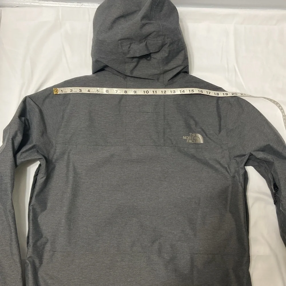 THE NORTH FACE,GREY,MEN/ HOMMES WINDBREAKER, JACKET WITH HOOD. SIZE- MEDIUM.